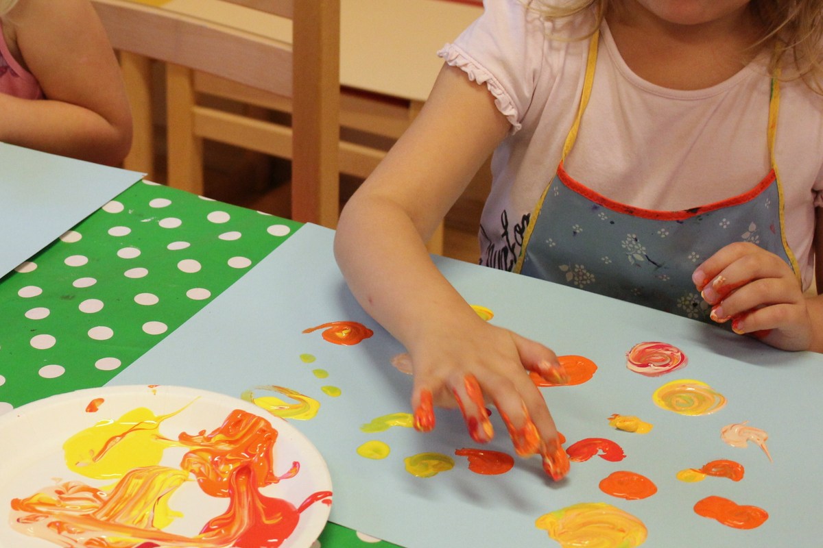 barn som målar med fingrarna
