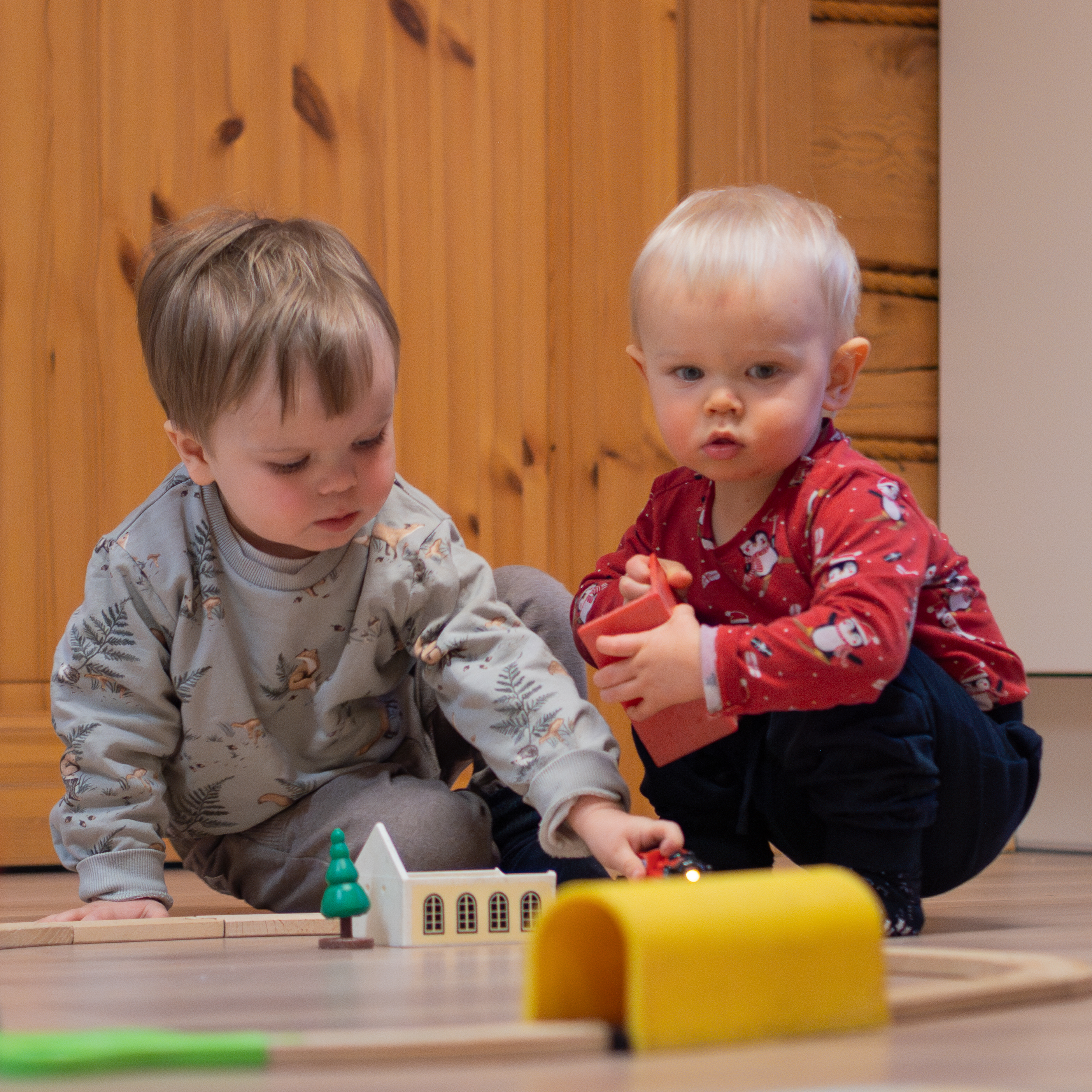 Två barn leker