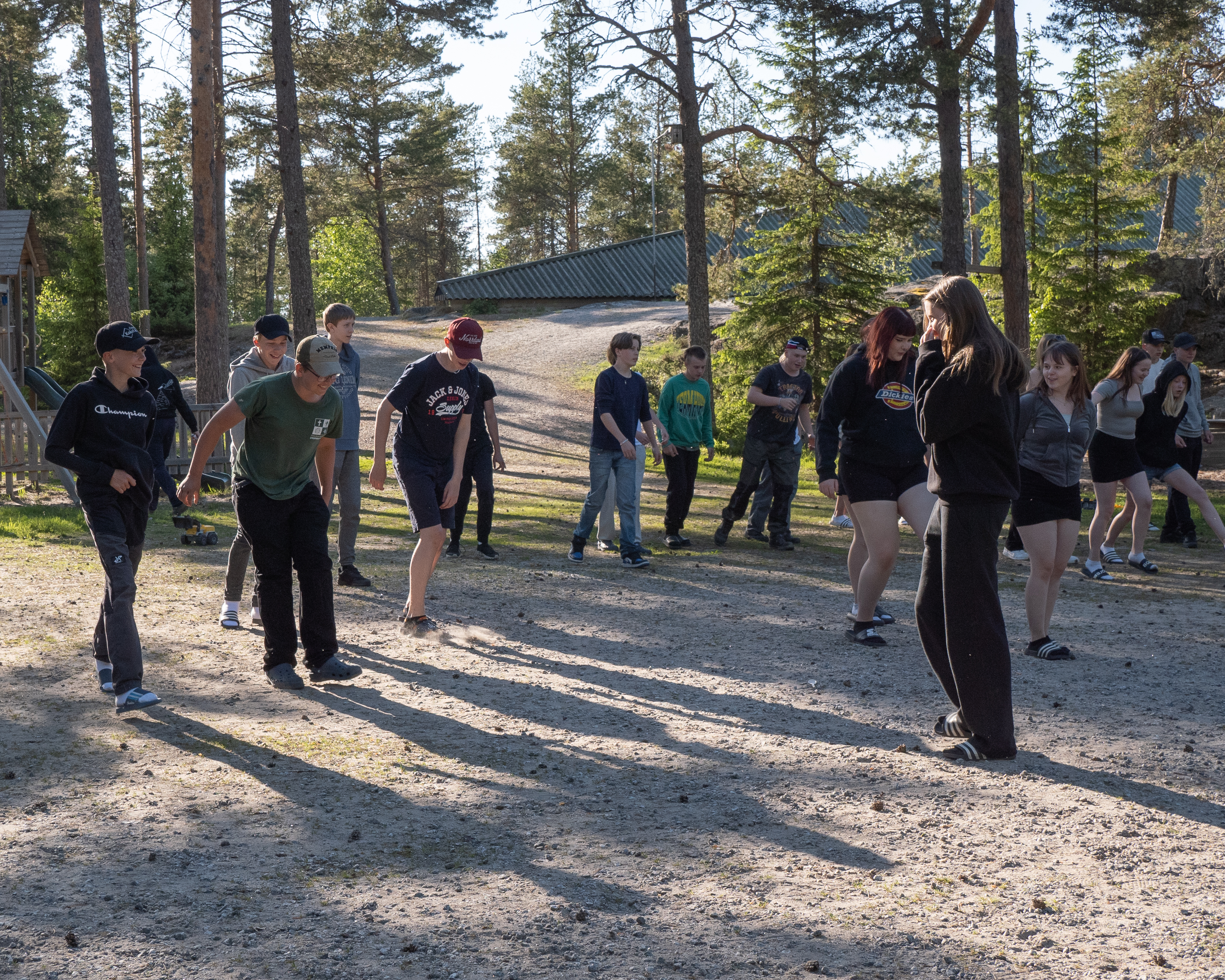 Ungdomar leker på skriftskolläger
